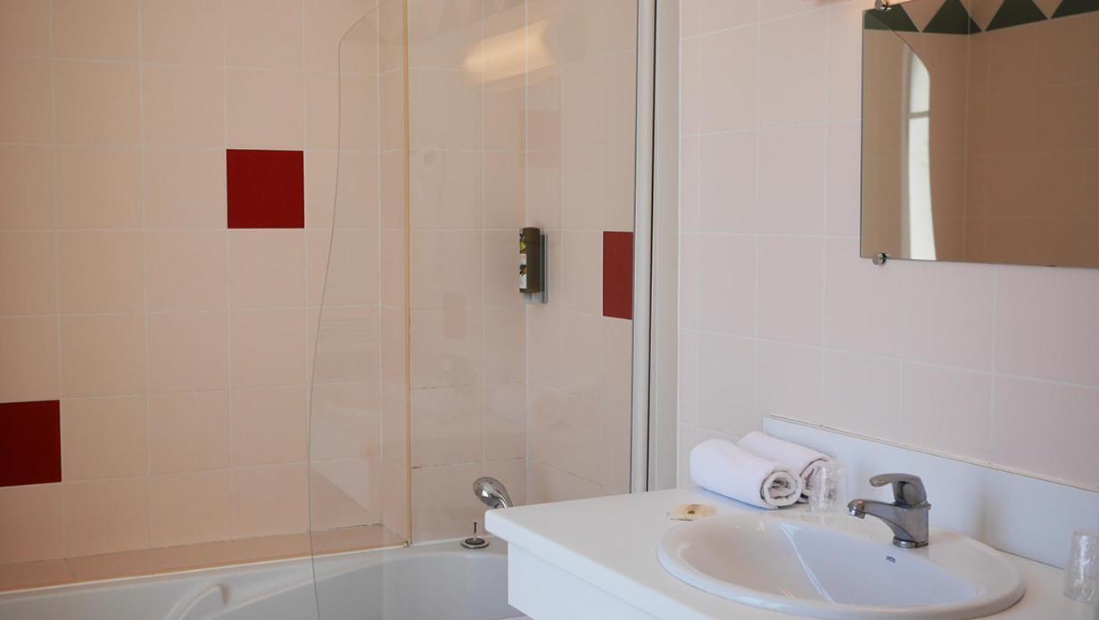 Logis Saint Louis Hotel La Suze-sur-Sarthe Bagian luar foto