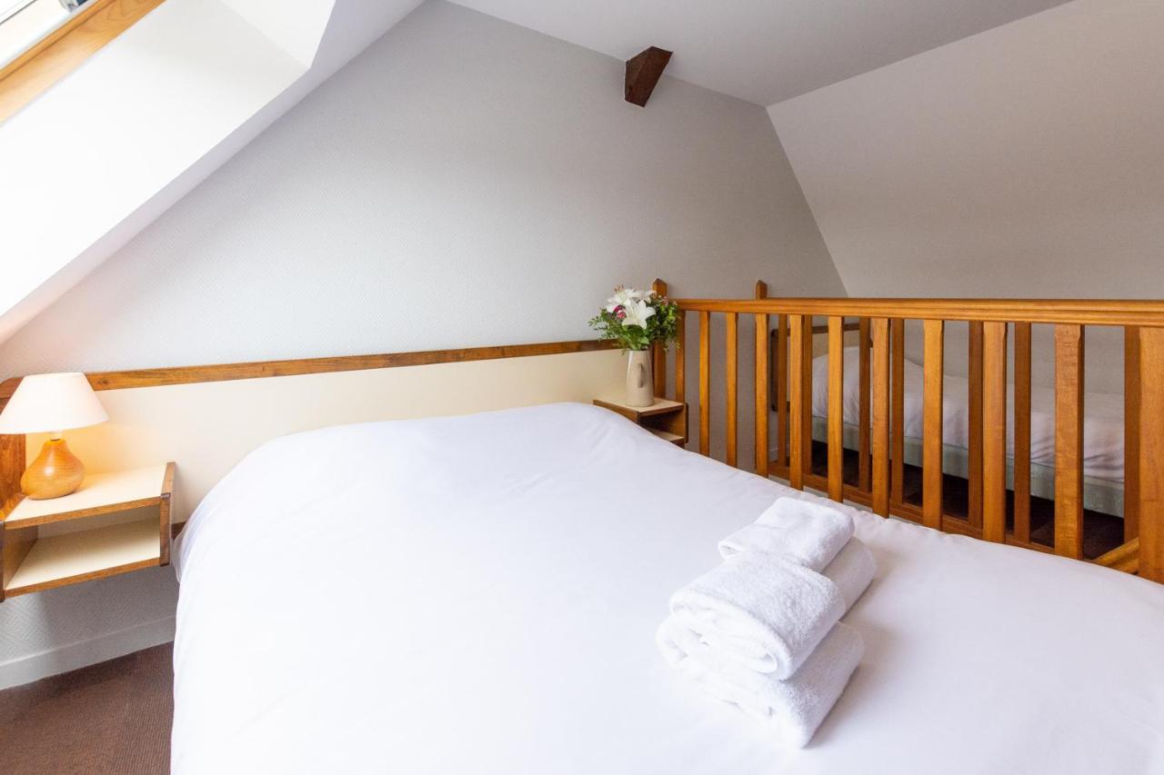 Logis Saint Louis Hotel La Suze-sur-Sarthe Bagian luar foto