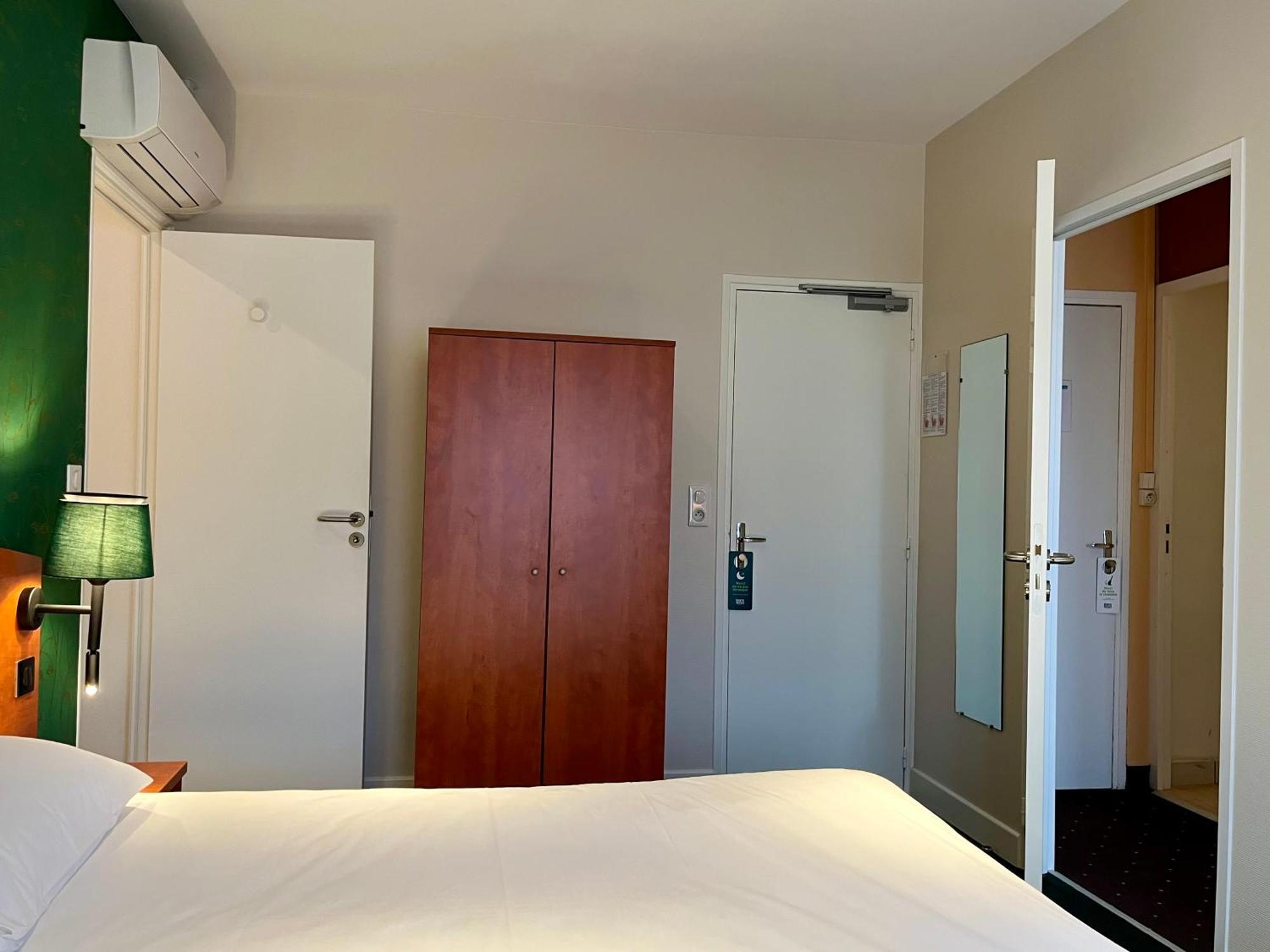 Logis Saint Louis Hotel La Suze-sur-Sarthe Bagian luar foto