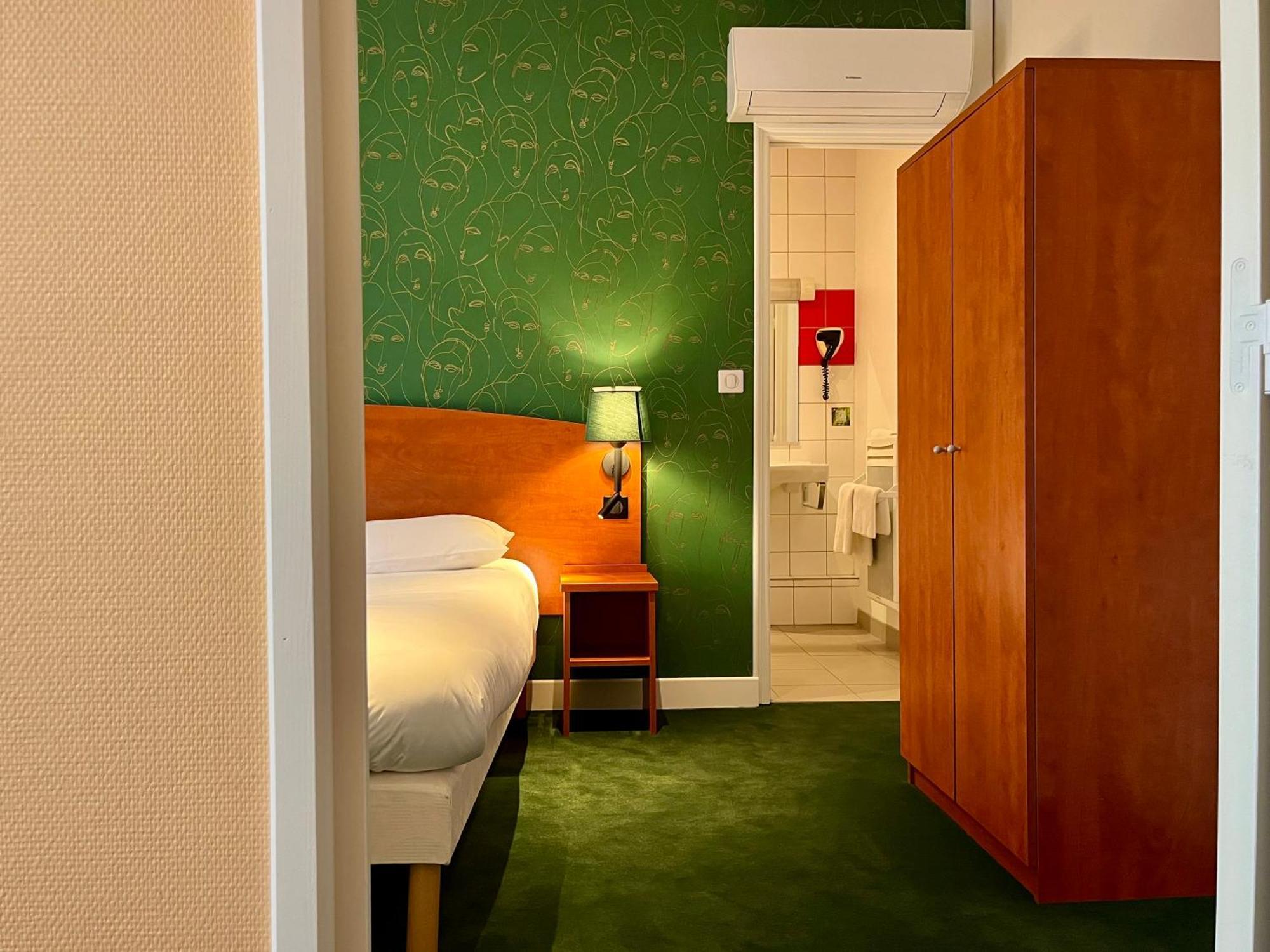Logis Saint Louis Hotel La Suze-sur-Sarthe Bagian luar foto