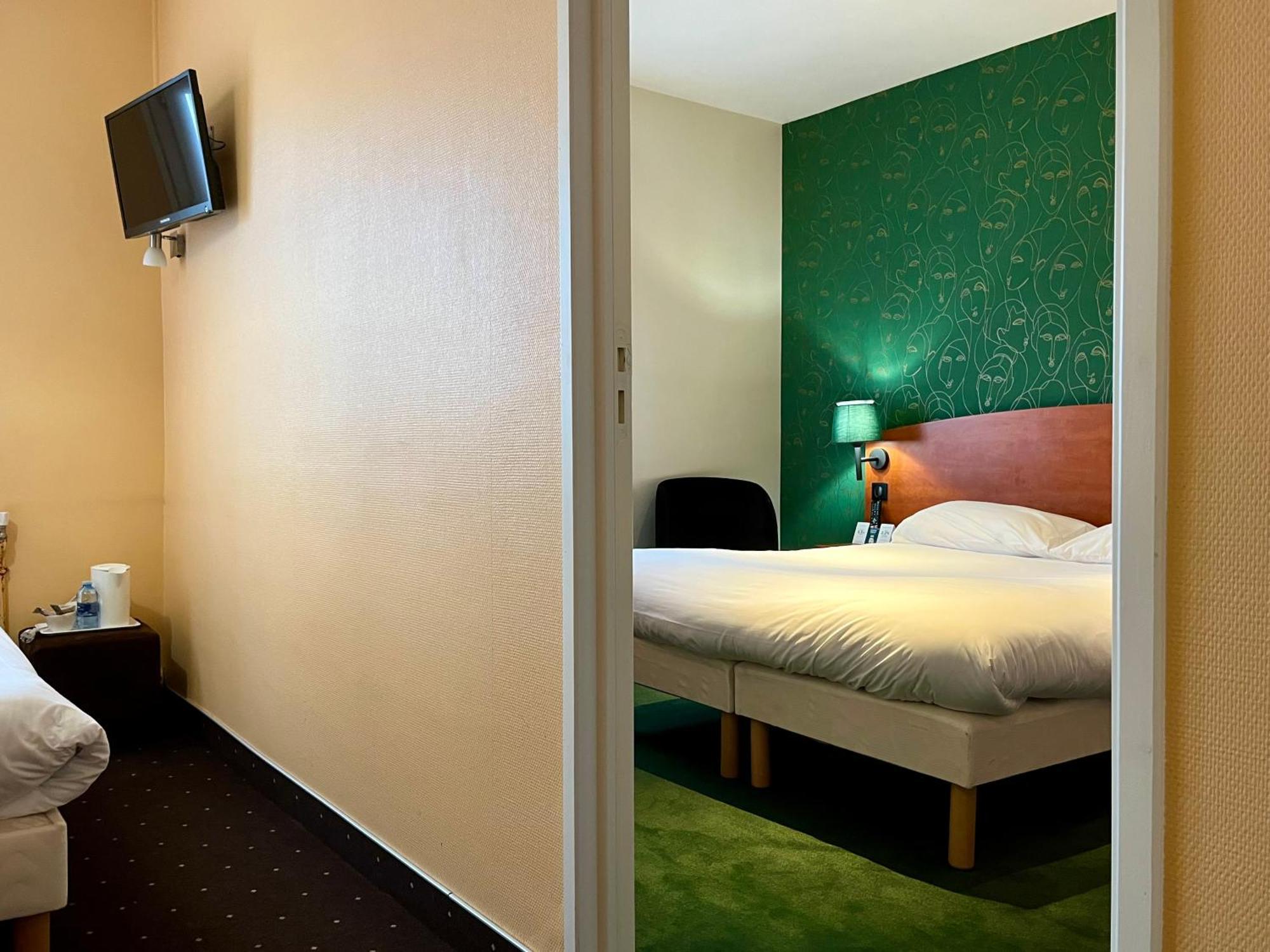 Logis Saint Louis Hotel La Suze-sur-Sarthe Bagian luar foto