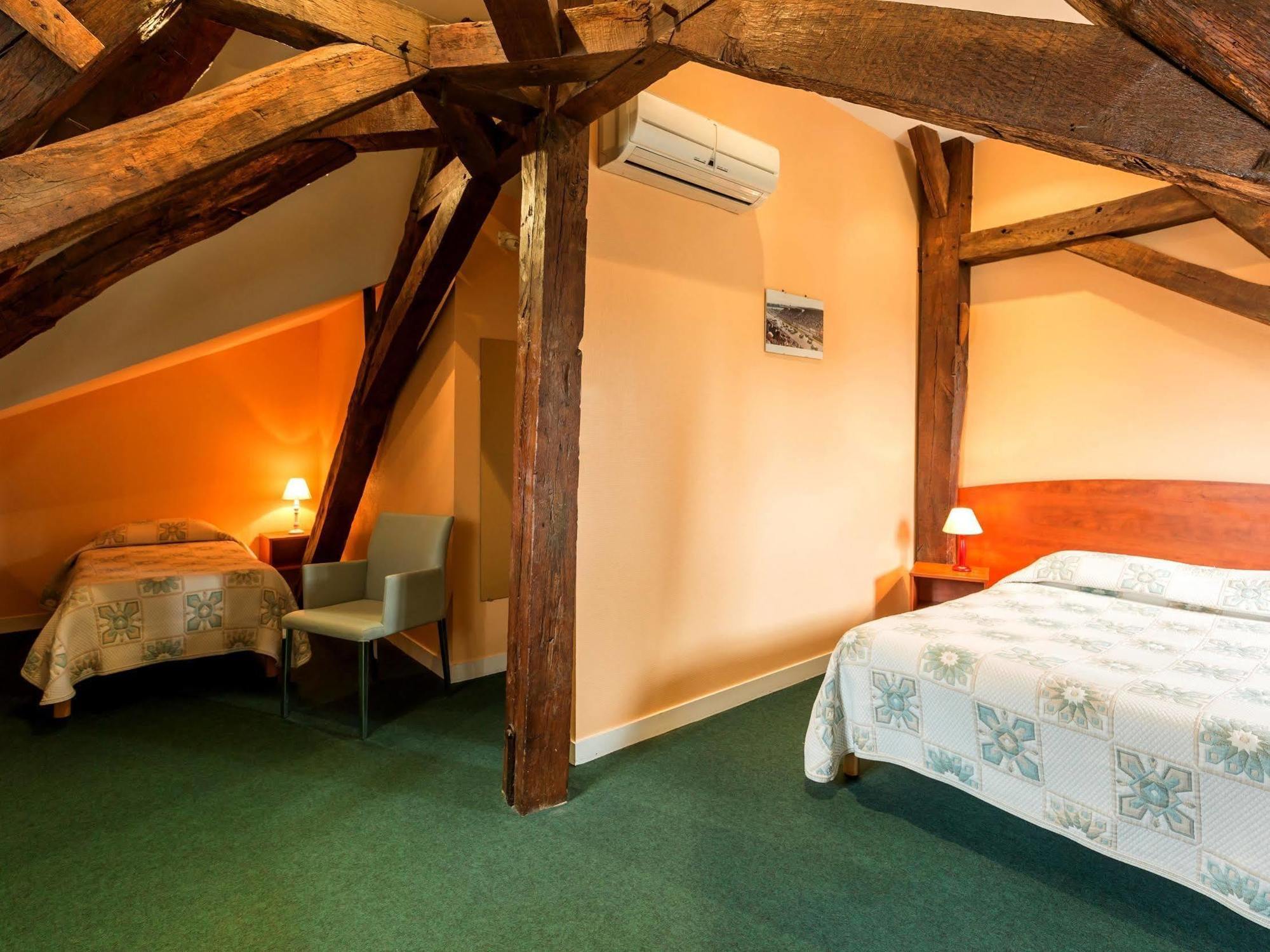 Logis Saint Louis Hotel La Suze-sur-Sarthe Bagian luar foto