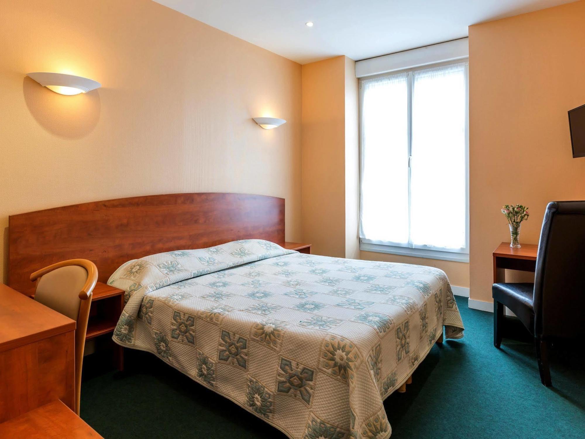 Logis Saint Louis Hotel La Suze-sur-Sarthe Bagian luar foto
