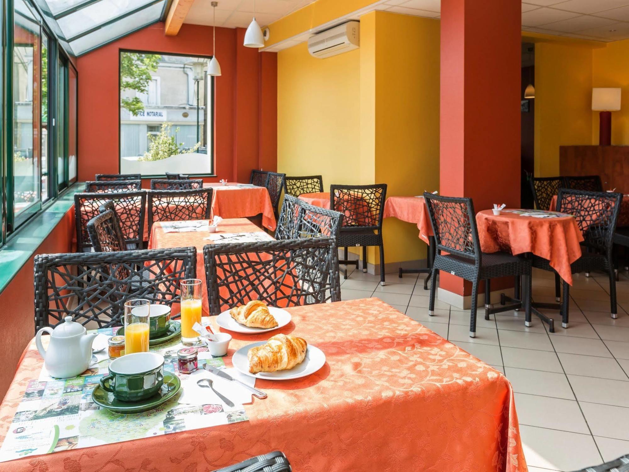 Logis Saint Louis Hotel La Suze-sur-Sarthe Bagian luar foto