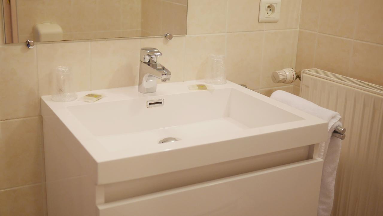 Logis Saint Louis Hotel La Suze-sur-Sarthe Bagian luar foto