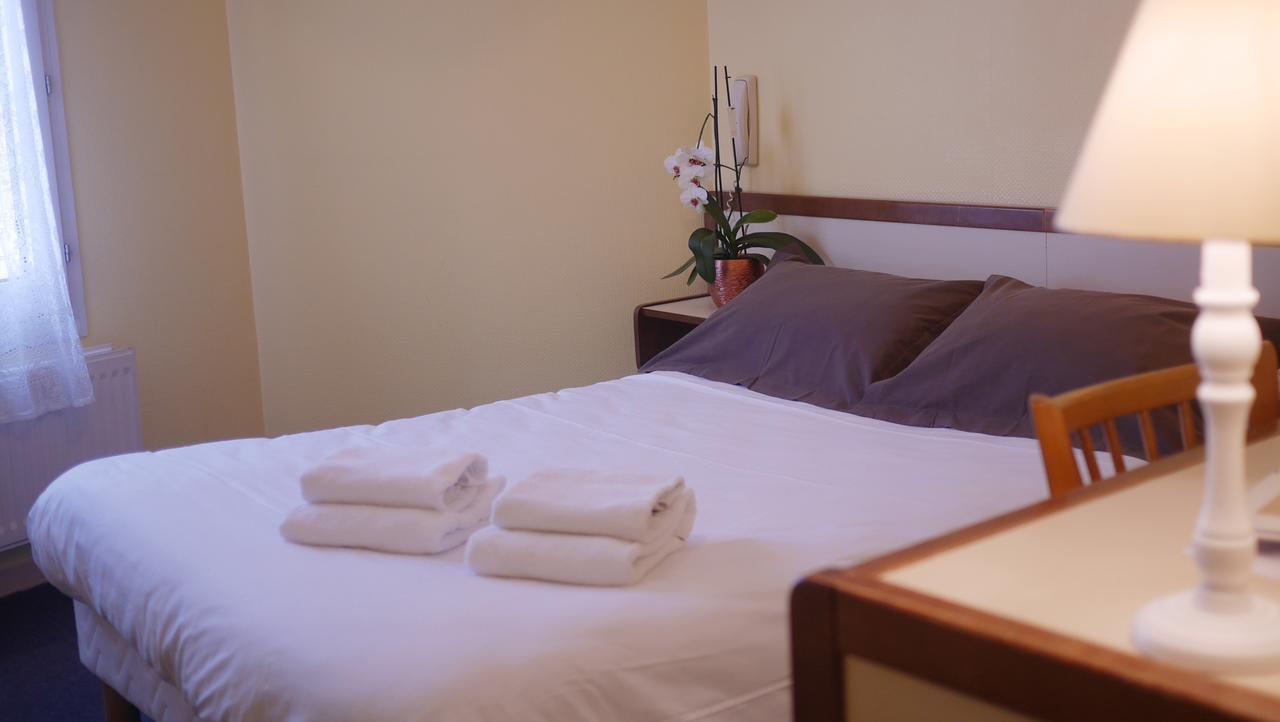 Logis Saint Louis Hotel La Suze-sur-Sarthe Bagian luar foto